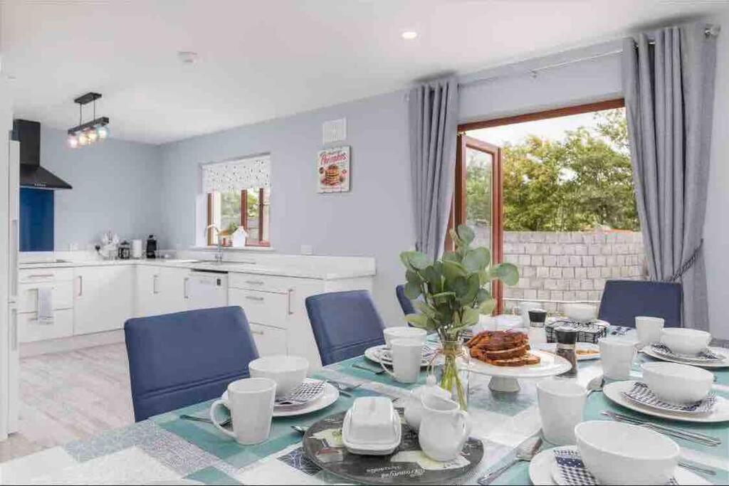 Wonderful Coastal Home In Dingle Town מראה חיצוני תמונה
